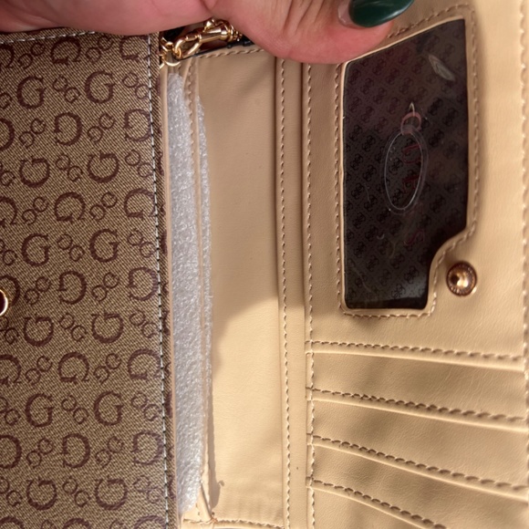 Guess - Picture 5 of 5